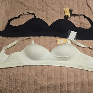 2 Elegant Black and White Seamless Bras
